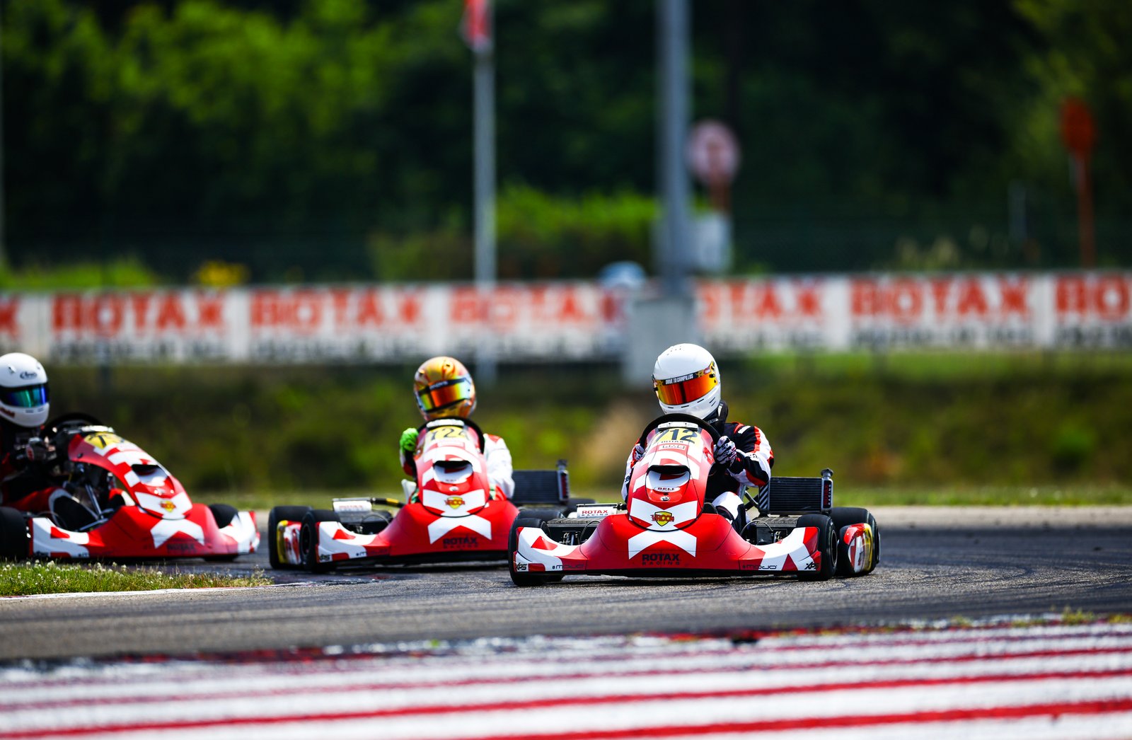 Lucas Santos leading a karting race