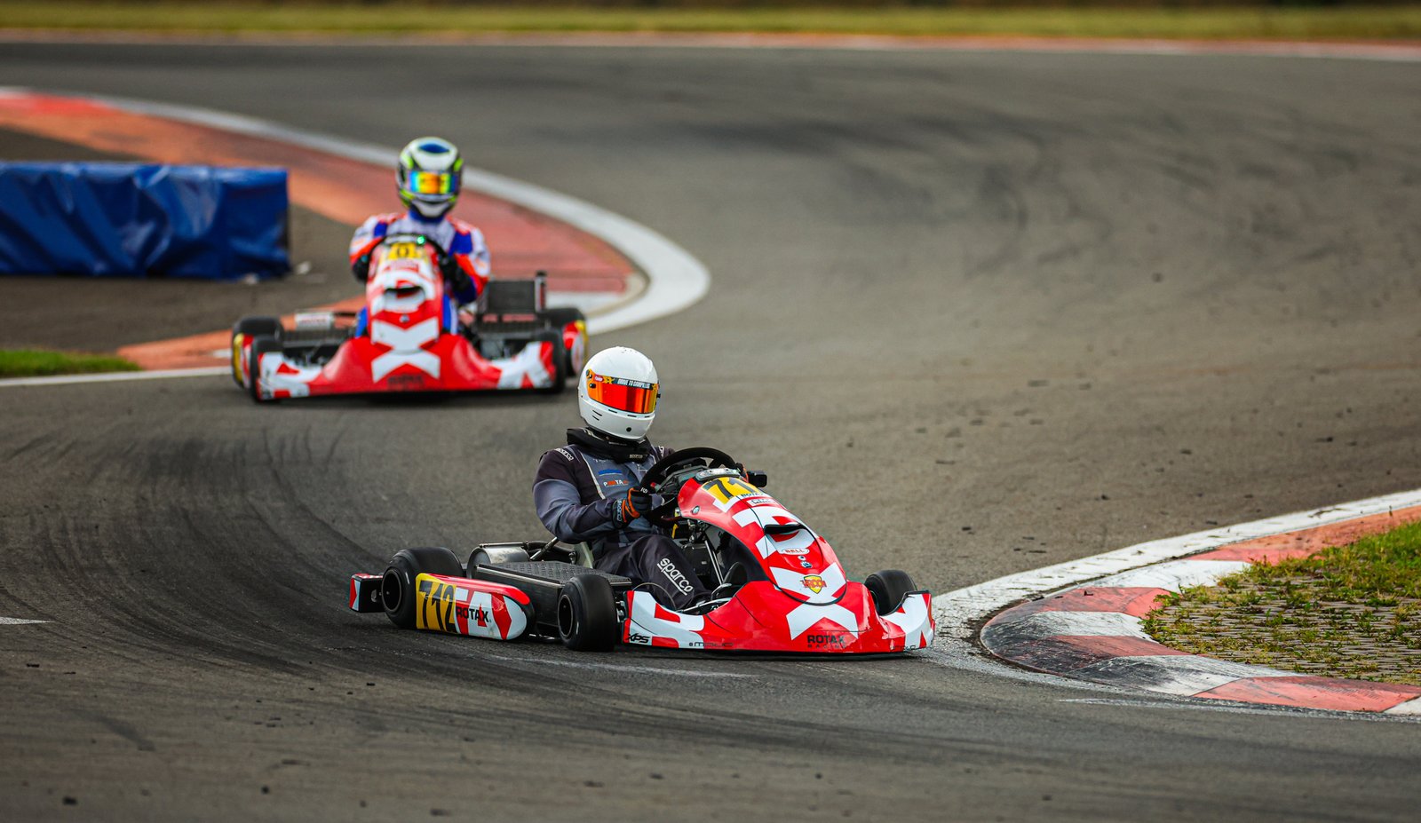 Lucas Santos leading a karting race
